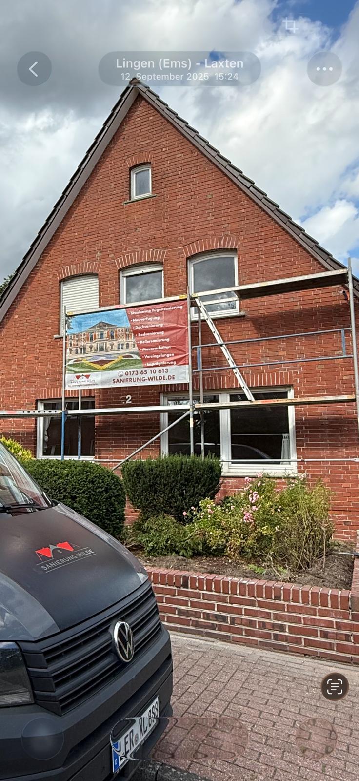 Firmenwagen von Sanierung Wilde vor einer Fugensanierungs-Baustelle in Lingen